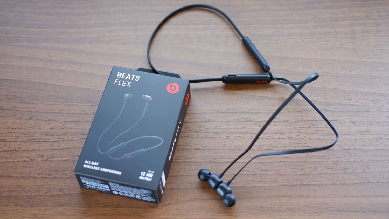 大人気! Beats by Dre ワイヤレスイヤホン Flex スモークグレイ MYME2PA A Bluetooth 急速充電 